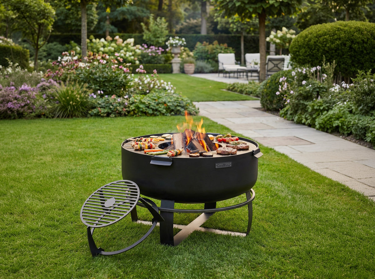 Cook King – Pack Brasero de jardin XXL « VIKING » 80 cm avec plaque de cuisson 78 cm (4 poignées) et grille haute pour plaque 78 cm — mise en situation