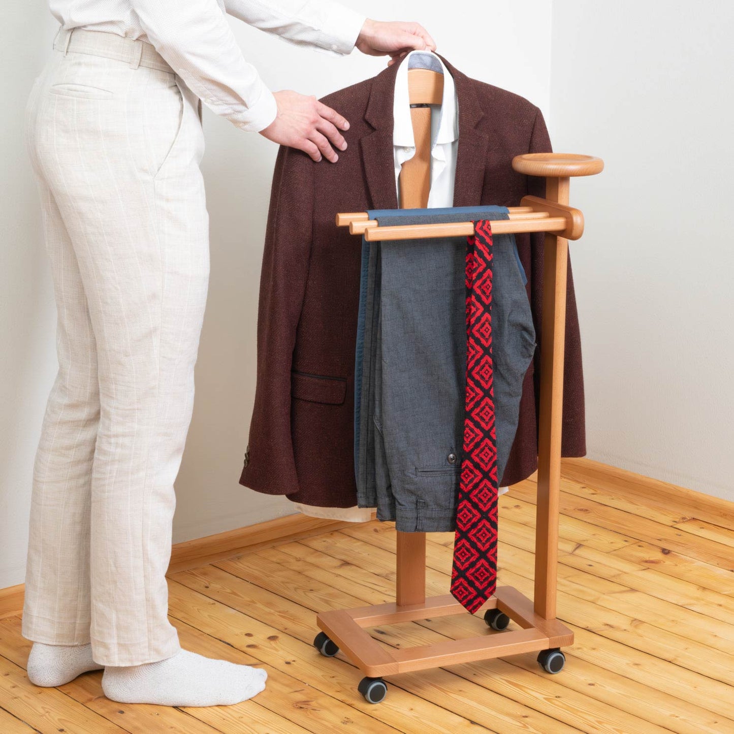 Tatkraft Lord - Valet de Chambre, Valet de Nuit, Bois, Composé d'un cintre, de 3 porte-pantalons et d'une tablette de rangement - Couleur cerise
