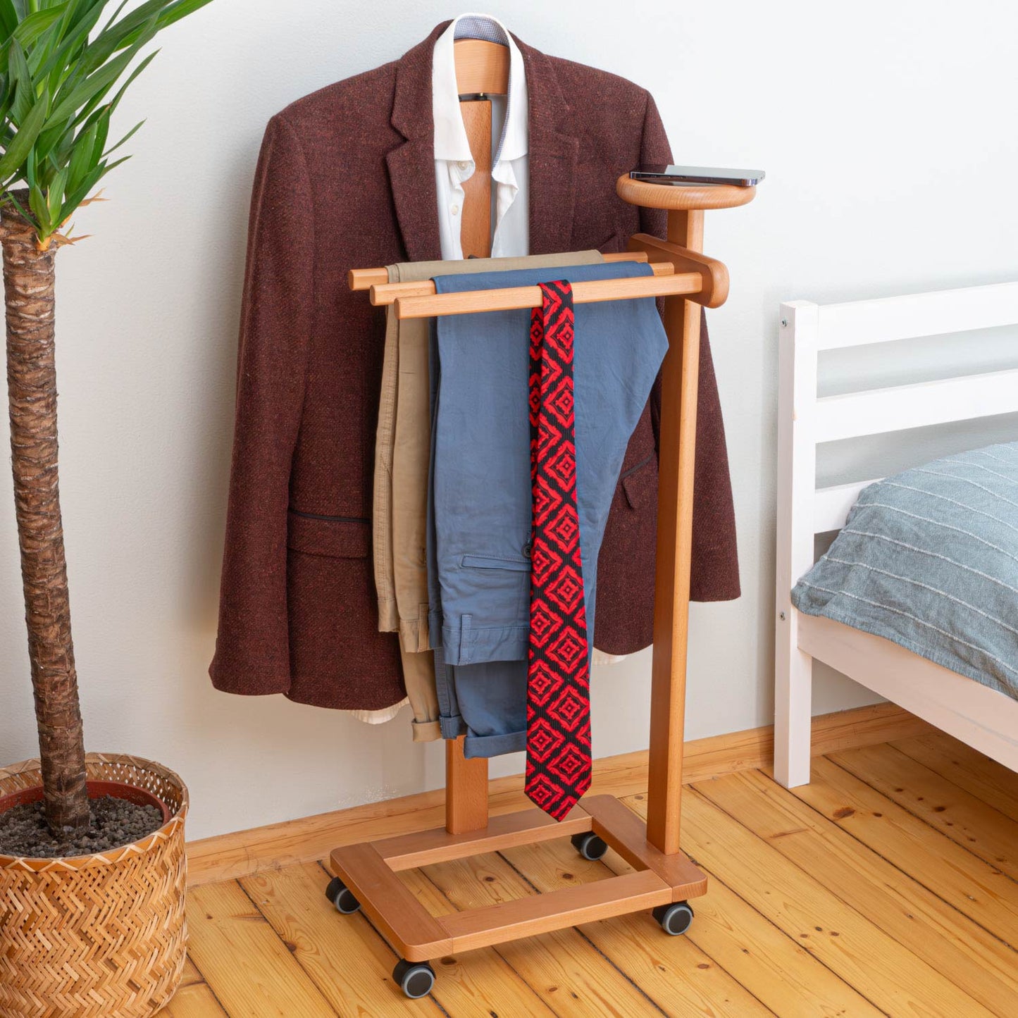 Valet de Chambre Bois, Composé d'un cintre, de 3 porte-pantalons et d'une tablette de rangement, cerise, Tatkraft Lord, 2