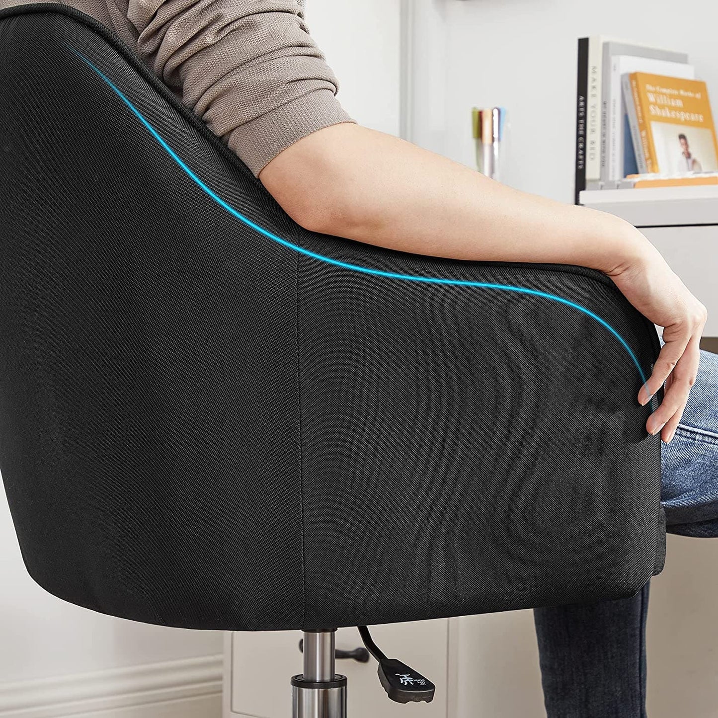 SONGMICS - Chaise de bureau design, Assise ergonomique, Accoudoir à courbe douce, pour plus de confort, sur roulettes