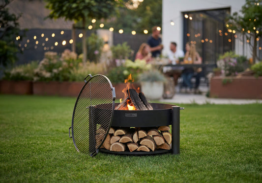 Cook King – Pack Brasero de jardin « MONTANA » 80 cm avec grille de cuisson 80 cm avec 4 poignées — mise en situation