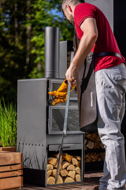 Cook King – Pack VENTO – Brasero cheminée avec four, grille de cuisson et range-bûches — mise en situation