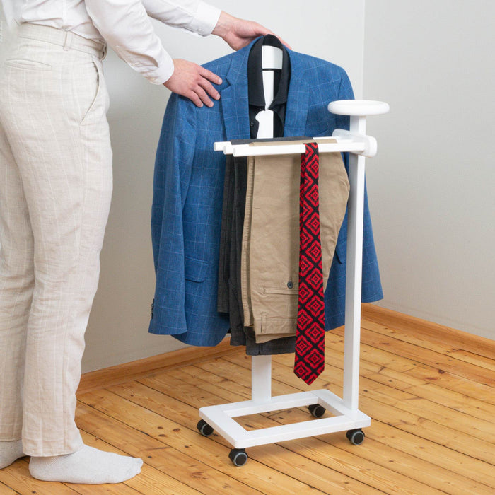 Tatkraft Graf – Valet de chambre en hêtre avec cintre, 3 porte-pantalons, tablette et roulettes, blanc