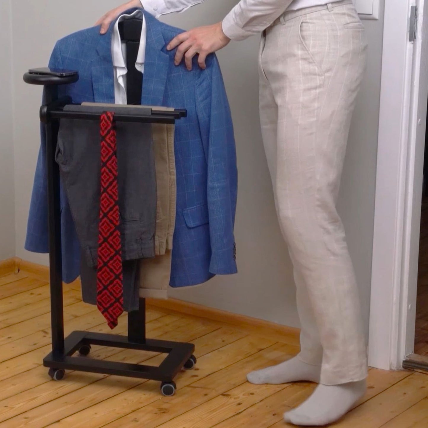 Valet de Chambre, Valet de Nuit, Valet de Chambre Bois, Composé d'un cintre, de 3 porte-pantalons, ARIT ANTIMO, 14