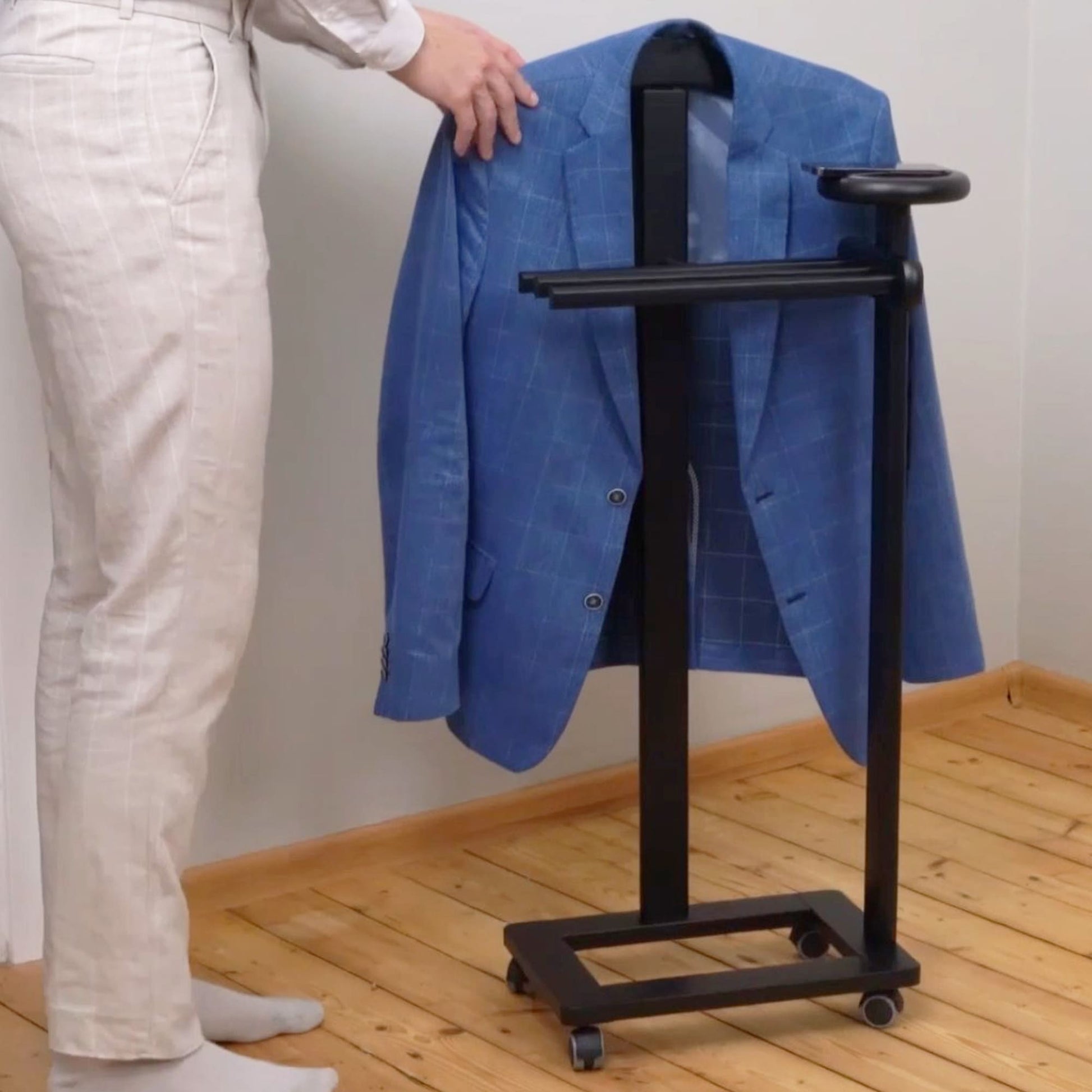 Valet de Chambre, Valet de Nuit, Valet de Chambre Bois, Composé d'un cintre, de 3 porte-pantalons, ARIT ANTIMO, 2