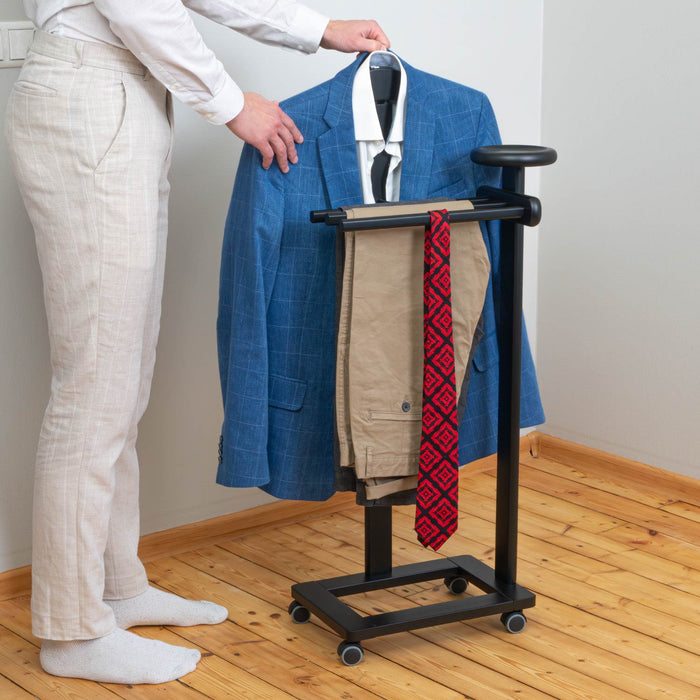 Tatkraft Baron – Valet de chambre en hêtre noir, cintre, 3 porte-pantalons, tablette de rangement et roulettes
