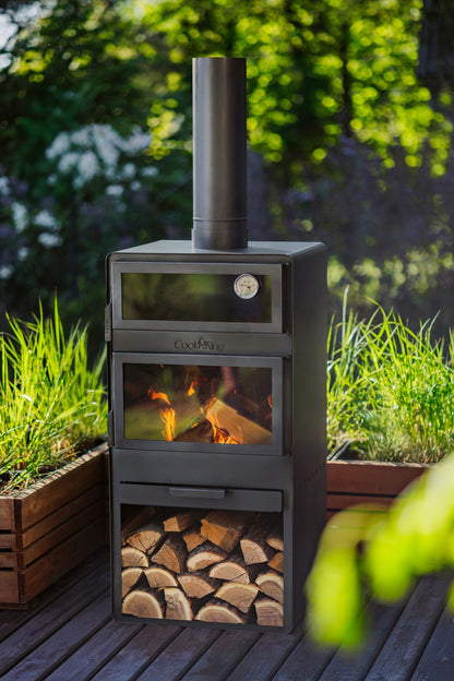Cook King – Pack VENTO – Brasero cheminée avec four, grille de cuisson et range-bûches — mise en situation