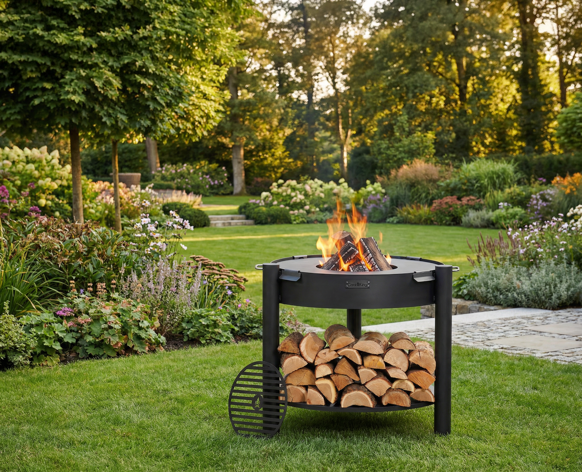 Cook King – Pack Brasero de jardin haut « MONTANA » 80 cm avec plaque de cuisson 78 cm (4 poignées) et grille de cuisson 37 cm — mise en situation