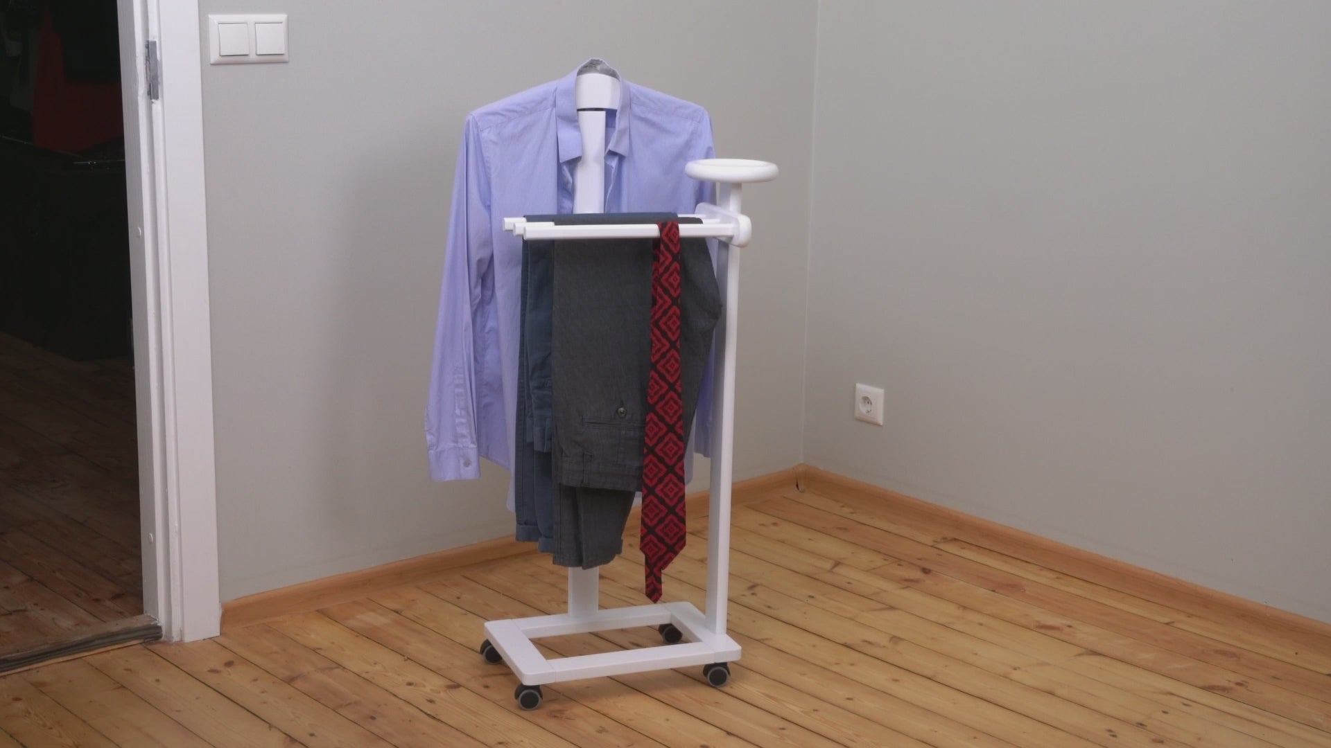 Valet de Chambre Bois, Composé d'un cintre, 3 porte-pantalons et d'une tablette de rangement, blanc, Tatkraft Graf, vdeo